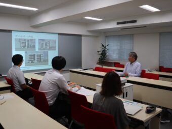 学生の発表に聞き入る社長と社員