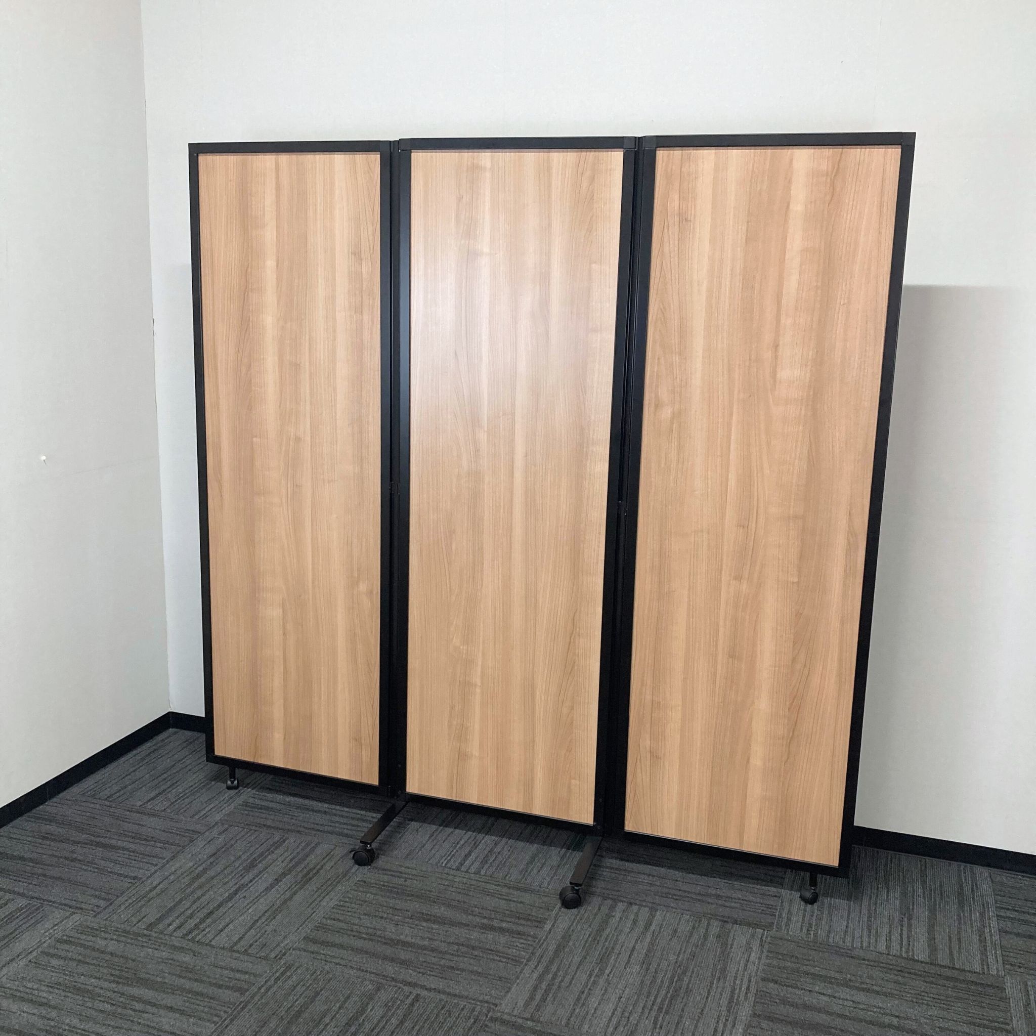 3連折りたたみパーティション［キャスター付き］ W1800×D500×H1800 ボード面：ナチュラル/フレーム：ブラック 中古