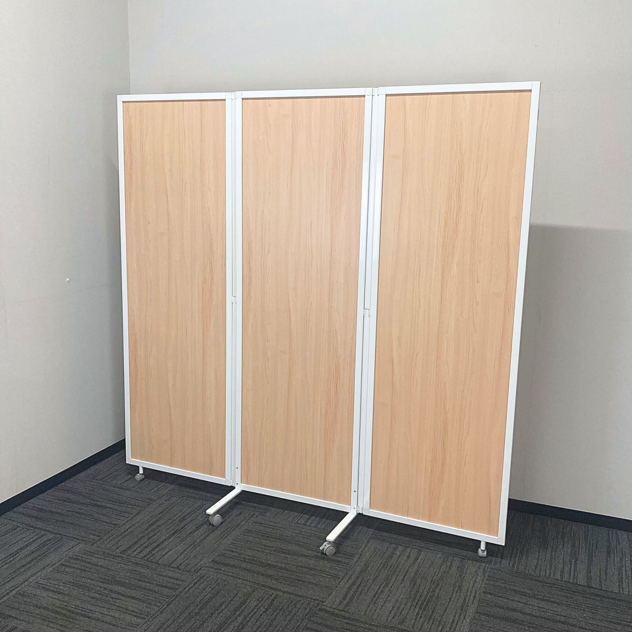 3連折りたたみパーティション［キャスター付き］ W1800×D500×H1800 ボード面：ナチュラル/フレーム：ホワイト 中古